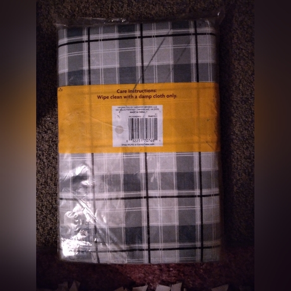 Must bundle! Midwood brands LLC plastic tablecloth - Picture 2 of 2